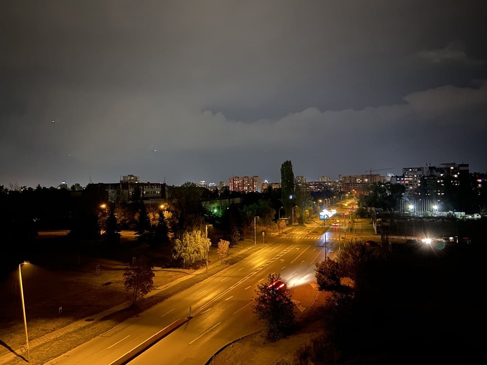 تست کیفیت دوربین آیفون 11 در تاریکی شب