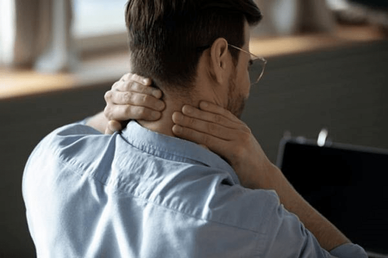 عوامل گردن درد در کارمندان