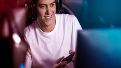 گیمر خندان در حال بازی