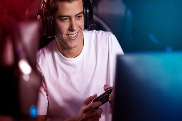 گیمر خندان در حال بازی